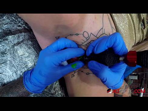 ❤️ Extremadamente tatuado hottie Sully Savage consiguió un tatuaje en su clítoris ️❌ Video de porno en es.com-full-porner.ru ❌️❤️❤️❤️❤️❤️❤️❤️